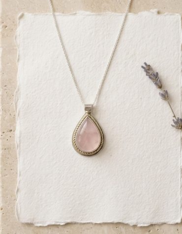 Amuleto colgante de cuarzo rosa natural con marco de plata 950 y oro 18k de Armonía Joyas Uruguay.