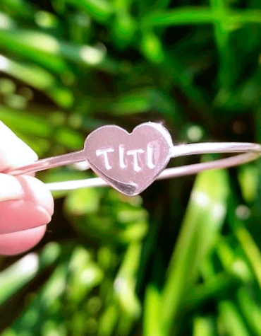 Esclava hecha a mano en Plata 950 con corazón personalizado.