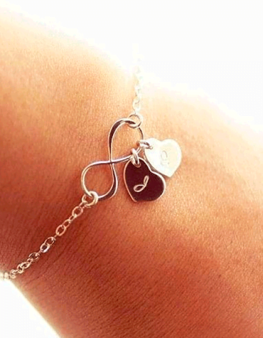 Pulseras hechas a mano en Plata 950 con dije personalizado.