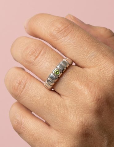 Anillo de plata 950 macizo con piedra natural mini peridoto hecho a mano por Armonía Joyas.
