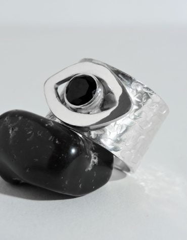 Anillo Ojo hecho a mano en Plata 950 y Ónix