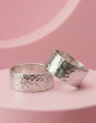 Anillo mediano martelinado hecho a mano en Plata 950