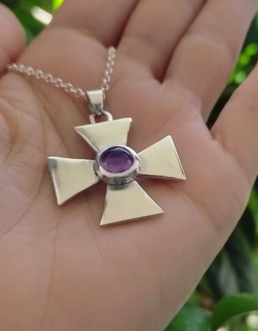 Cruz de Malta en Plata 950 con Amatista