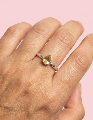 Anillo de plata 925 con piedra natural citrino de color amarillo dorado de Armonía Joyas.