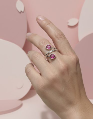 Anillo de plata 925 con diseño de hojas y piedra raíz de rubí de Armonía Joyas Uruguay.