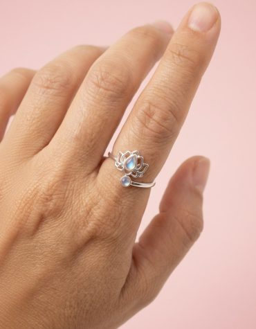 Anillo flor de loto de plata 925 con piedra tornasolada central de Armonía Joyas Uruguay.