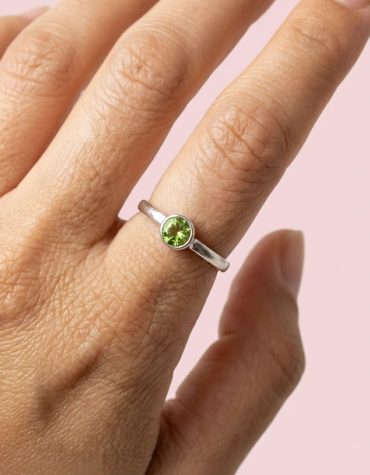 Anillo de plata 925 con piedra natural peridoto verde oliva de Armonía Joyas Uruguay.
