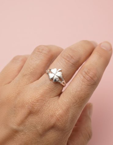 Anillo de plata 925 con diseño de trébol de cuatro hojas y mini circonia central de Armonía Joyas.