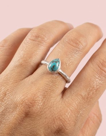 Anillo de plata 925 con diseño de gota y piedra natural turquesita de Armonía Joyas Uruguay.