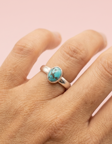 Anillo artesanal de plata 950 con piedra natural turquesita de Armonía Joyas Uruguay.