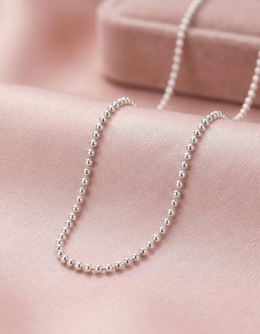 Cadena de plata 925 con diseño de mini esferas de 45 cm de largo de Armonía Joyas Uruguay.