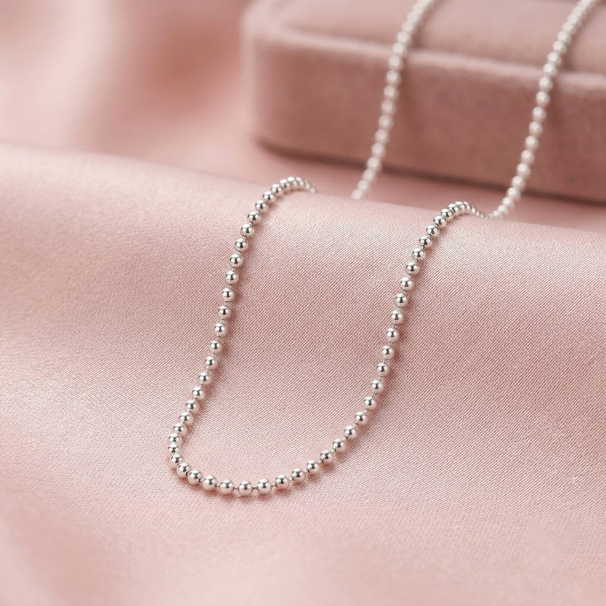 Cadena de plata 925 con diseño de mini esferas de 45 cm de largo de Armonía Joyas Uruguay.