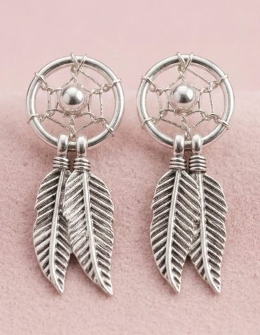 Caravanas atrapasueños de plata 925 con plumas colgantes de Armonía Joyas.