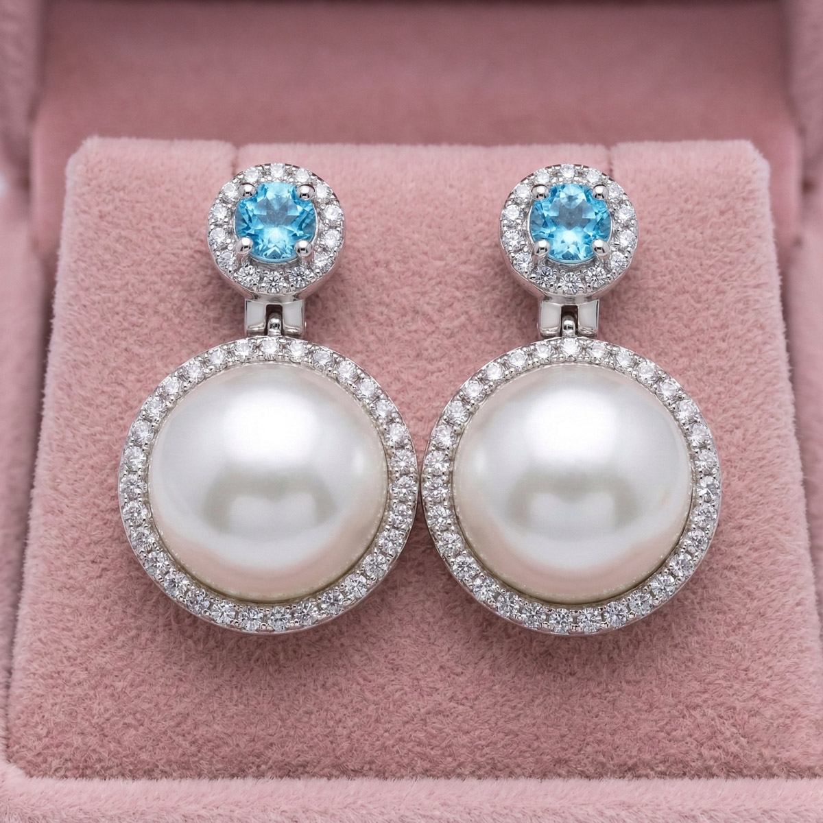 Caravanas de plata 925 con perlas de río de 10mm y circonias celestes de Armonía Joyas.