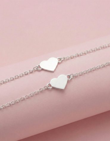 Pulsera de plata 950 hecha a mano con dije de corazón artesanal de Armonía Joyas Uruguay.