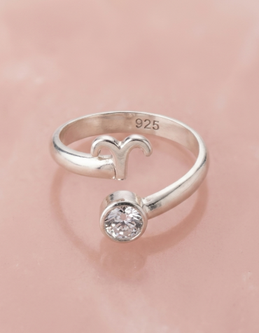 Anillo de plata 950 hecho a mano con símbolo de Aries y circonia blanca de Armonía Joyas.