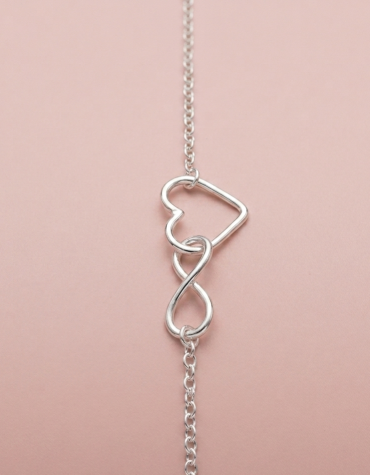 Pulsera de plata 925 con dije de corazón e infinito entrelazados de Armonía Joyas.