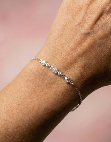 Pulsera de plata 925 con tres circonias blancas brillantes estilo punto de luz