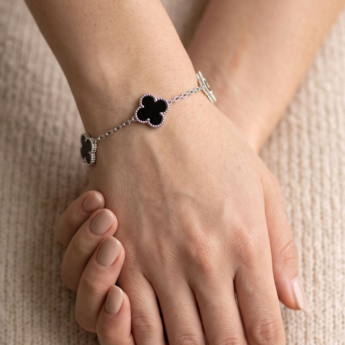 Pulsera de Plata 925 y Tréboles en negro