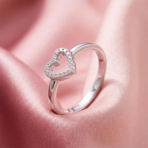 Anillo Corazón Pequeño con Zirconias Blancas en Plata 925 de 18 mm