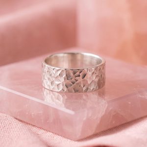 Anillo Mediano Martelinado hecho a mano en Plata 950