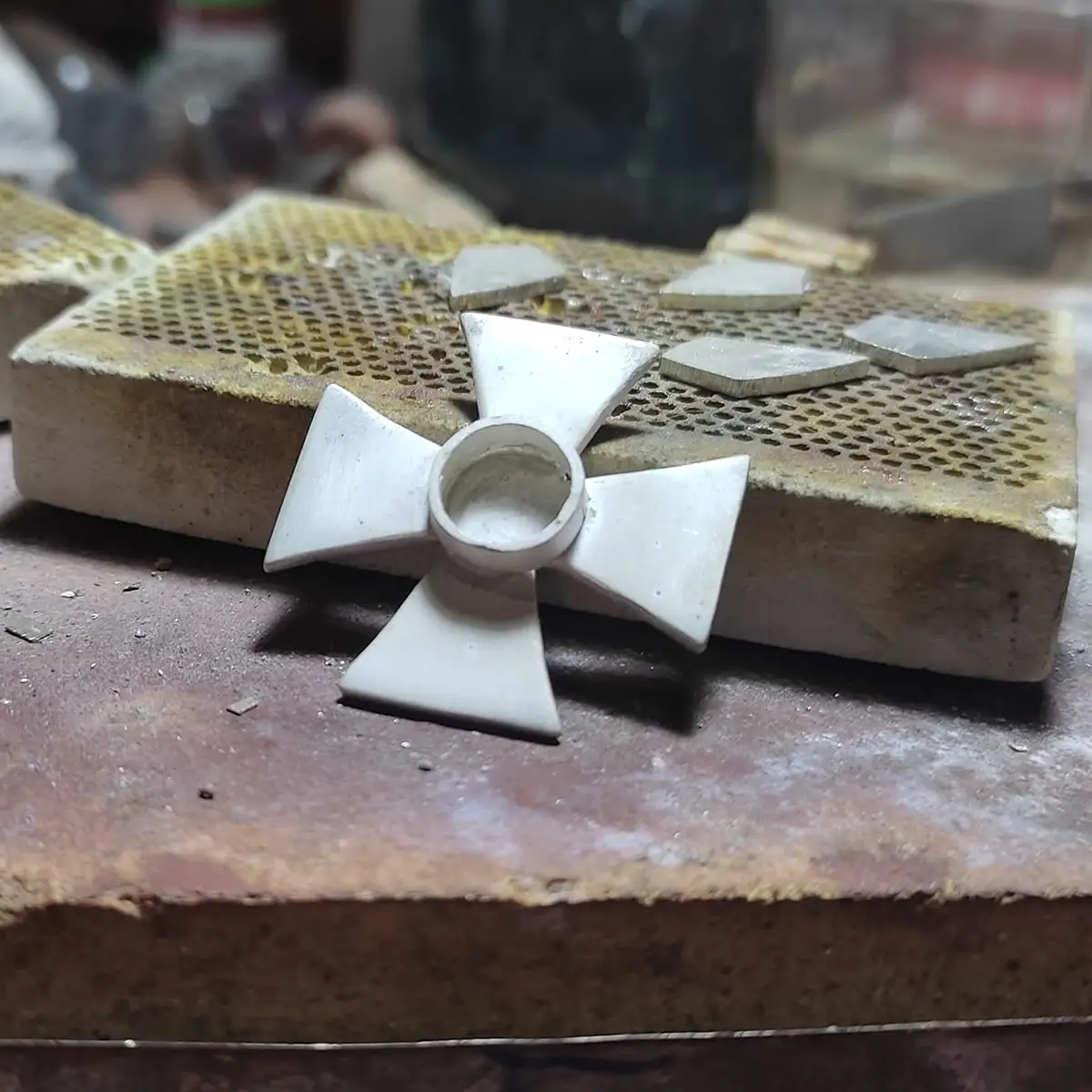 Proceso de joyería personalizada en el taller de Armonía Joyas