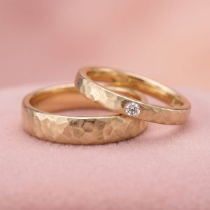 Par de alianzas de boda martelinadas en Oro 18k con zirconia incrustada hechas a mano bajo pedido