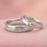 Par de alianzas de boda martelinadas en Plata 950 con zirconia incrustada hechas a mano bajo pedido