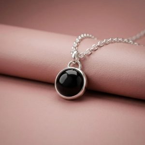 Amuleto Colgante con Ónix negro natural hecho a mano en Plata 950