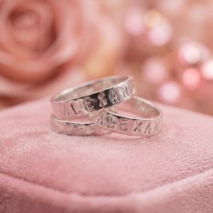 Anillo cinta texturizada con nombre personalizado hecho a mano en Plata 950