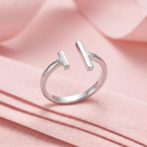 Anillo abierto con diseño doble T ajustable hecho a mano en Plata 950