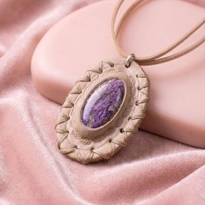 Colgante de Cuero Natural con piedra Charoita hecho a mano