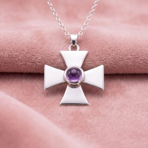 Cruz de Malta hecha a mano en Plata 950 con amatista natural bajo pedido