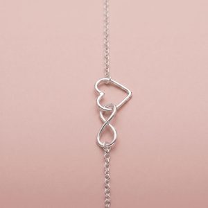 Pulsera de cadena fina en Plata 925 con silueta de corazón e infinito entrelazados