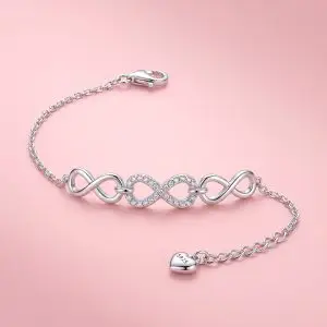Pulsera en cadena fina de Plata 925 con motivo central de triple infinito y zirconias engarzadas