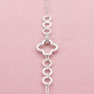 Pulsera en Plata 925 con silueta de trébol, pasador con zirconias microengarzadas y círculos chatos