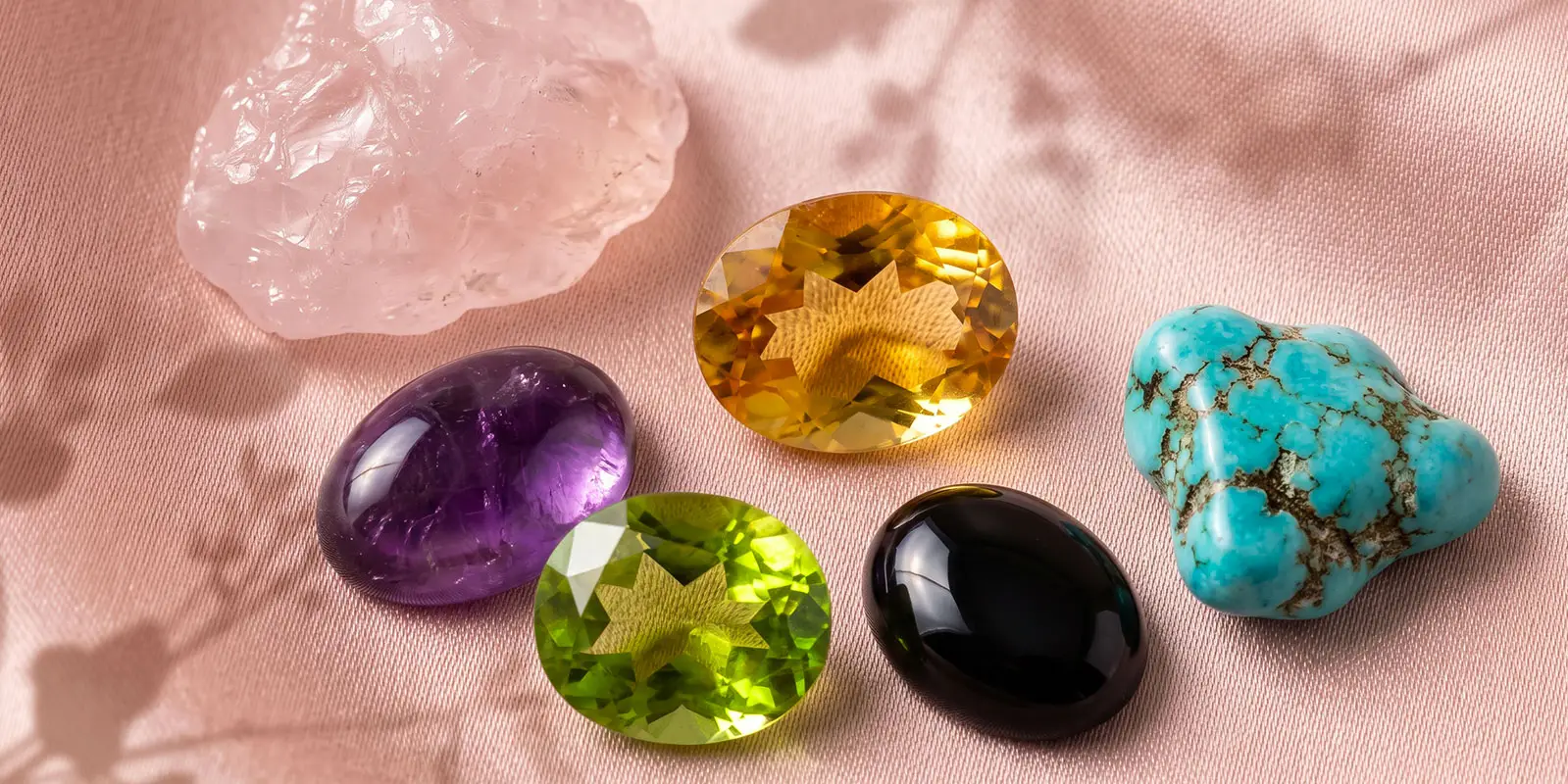 Gemas naturales: cuarzo rosa, amatista peridoto, citrino, ónix y turquesa