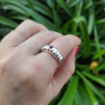 Anillo macizo hecho a mano en Plata 950 y Granate