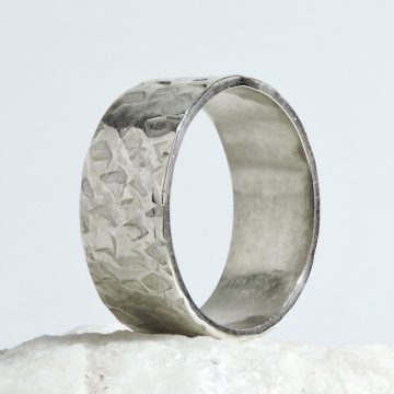Anillo mediano martelinado hecho a mano en Plata 950