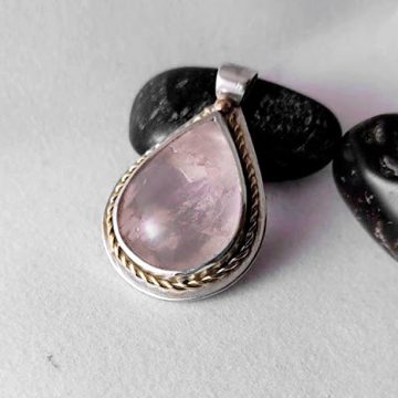 Dije con Cuarzo Rosa hecho a mano en Plata 950 y Oro 18K