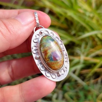 Dije grande hecho a mano en Plata 950 y Fucsita con Rubí