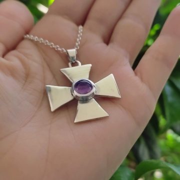 Cruz de Malta en Plata 950 con Amatista